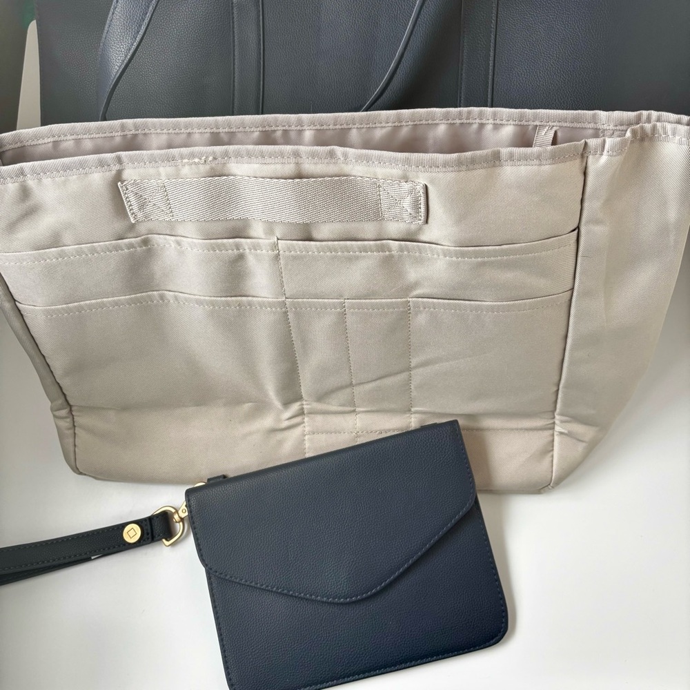 Thirty-One Signature Tote in Navy Smooth Pebble with Interior Organizer & Clutch - Picture 7 of 16